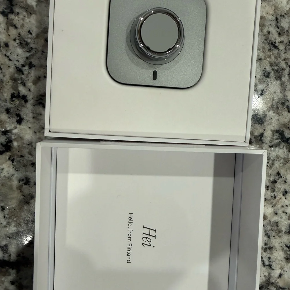 Oura Ring 4 - Sleek Silver Design - Picture 3 of 4